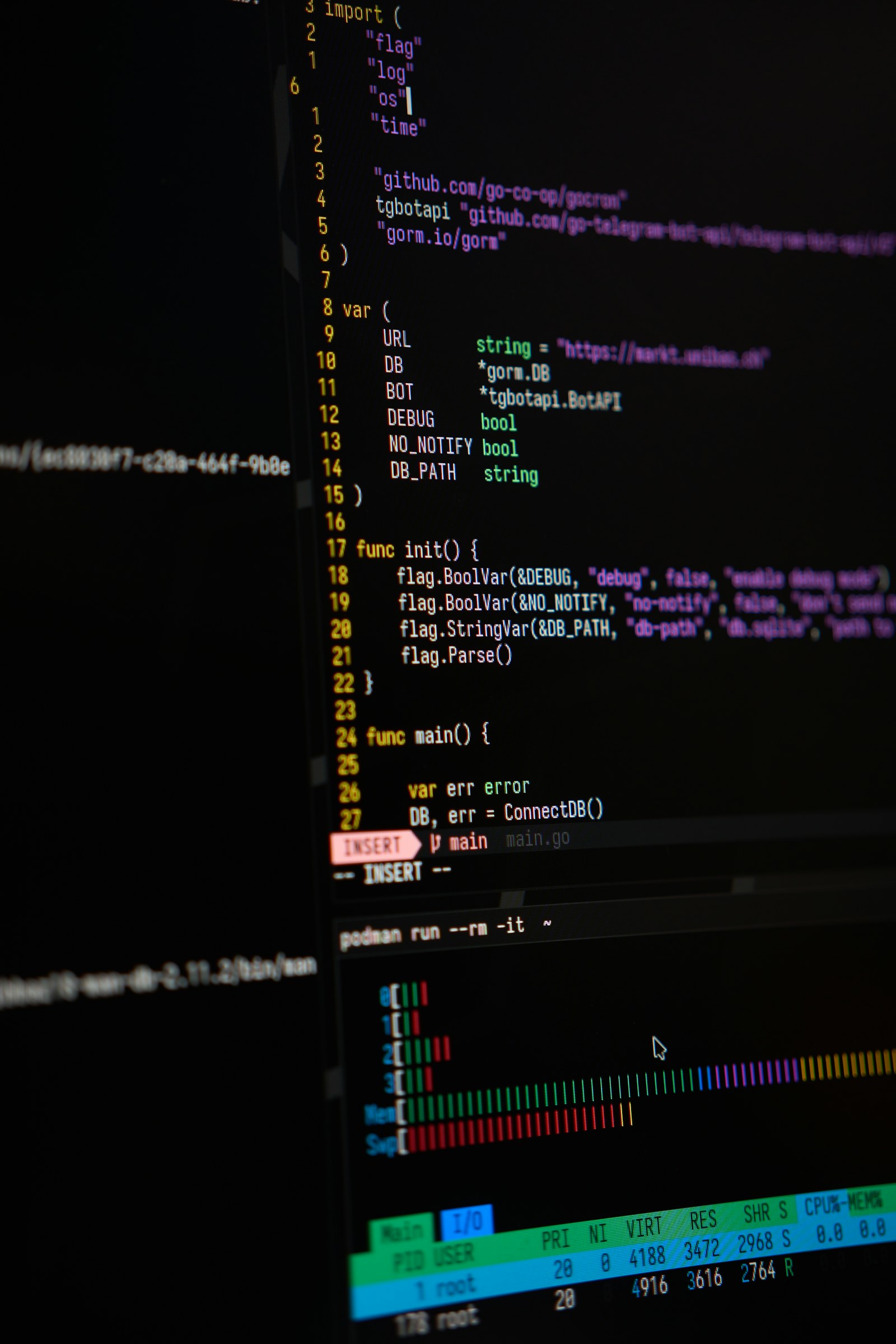 コードとプロセス監視画面が表示されたコンピューター